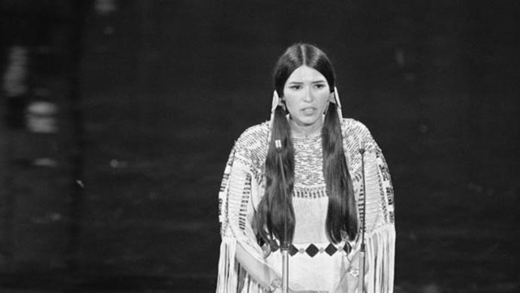 Sacheen Littlefeather, 1973 yılında, Akademi Ödülleri Töreni'nde