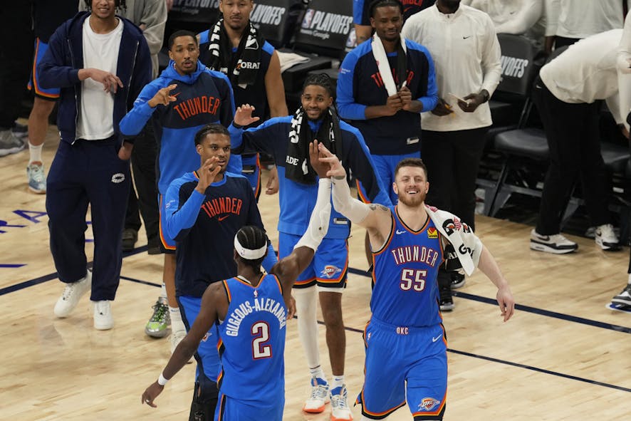 Oklahoma City Thunder center Isaiah Hartenstein (55) celebrate