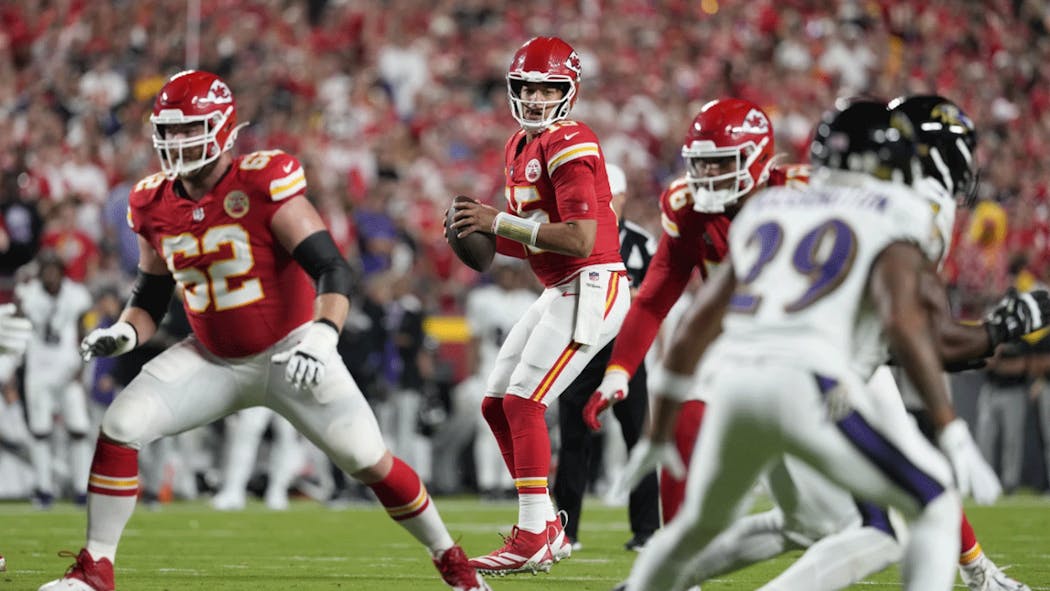 Kansas City Chiefs quarterback Patrick Mahomes (center)