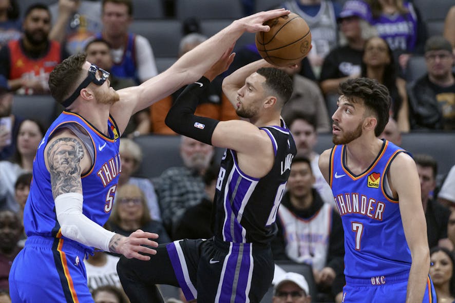 Isaiah Hartenstein, left, and Chet Holmgren